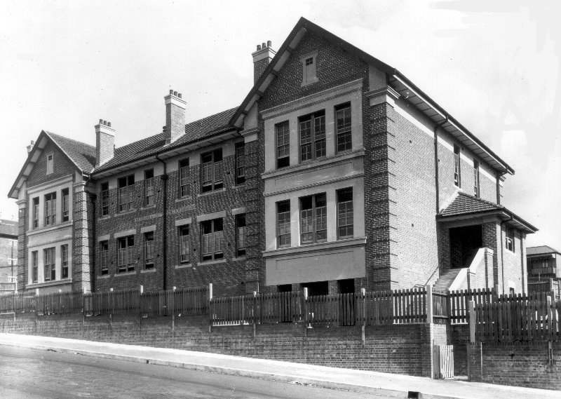 Coogee Public School 1928 building facing Byron Street
